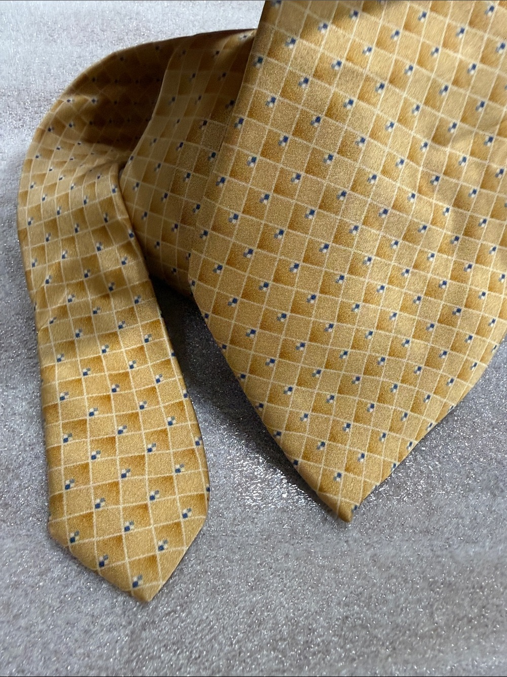 FERUCCI Men's Gold Yellow Geometric Silk Neck Tie onstage beautiful
